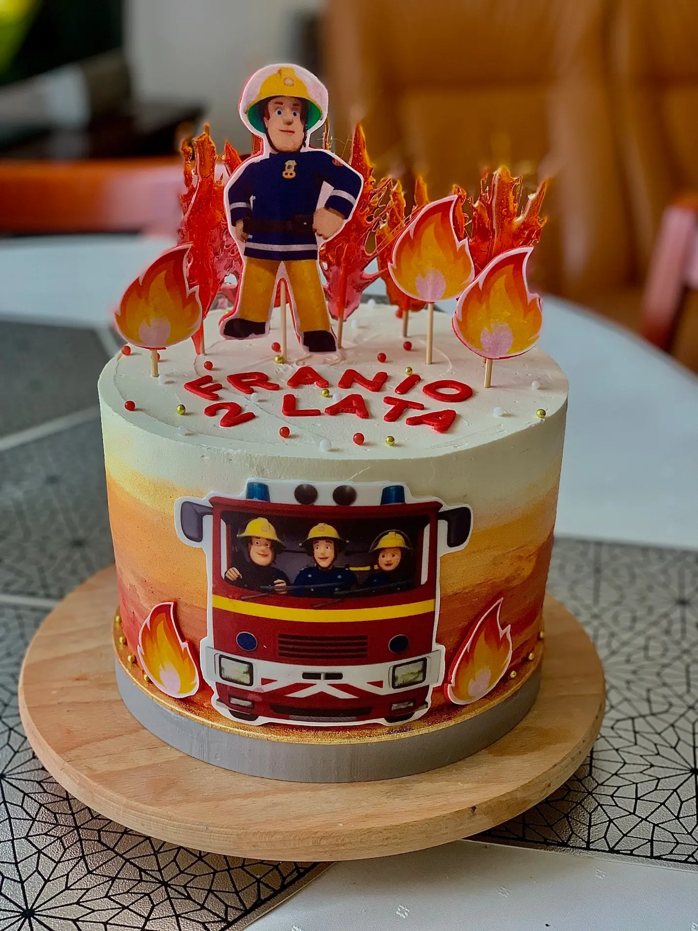 Tort dziecięcy ze Strażakiem Samem, wozem strażackim i płomieniami - personalizowany z imieniem