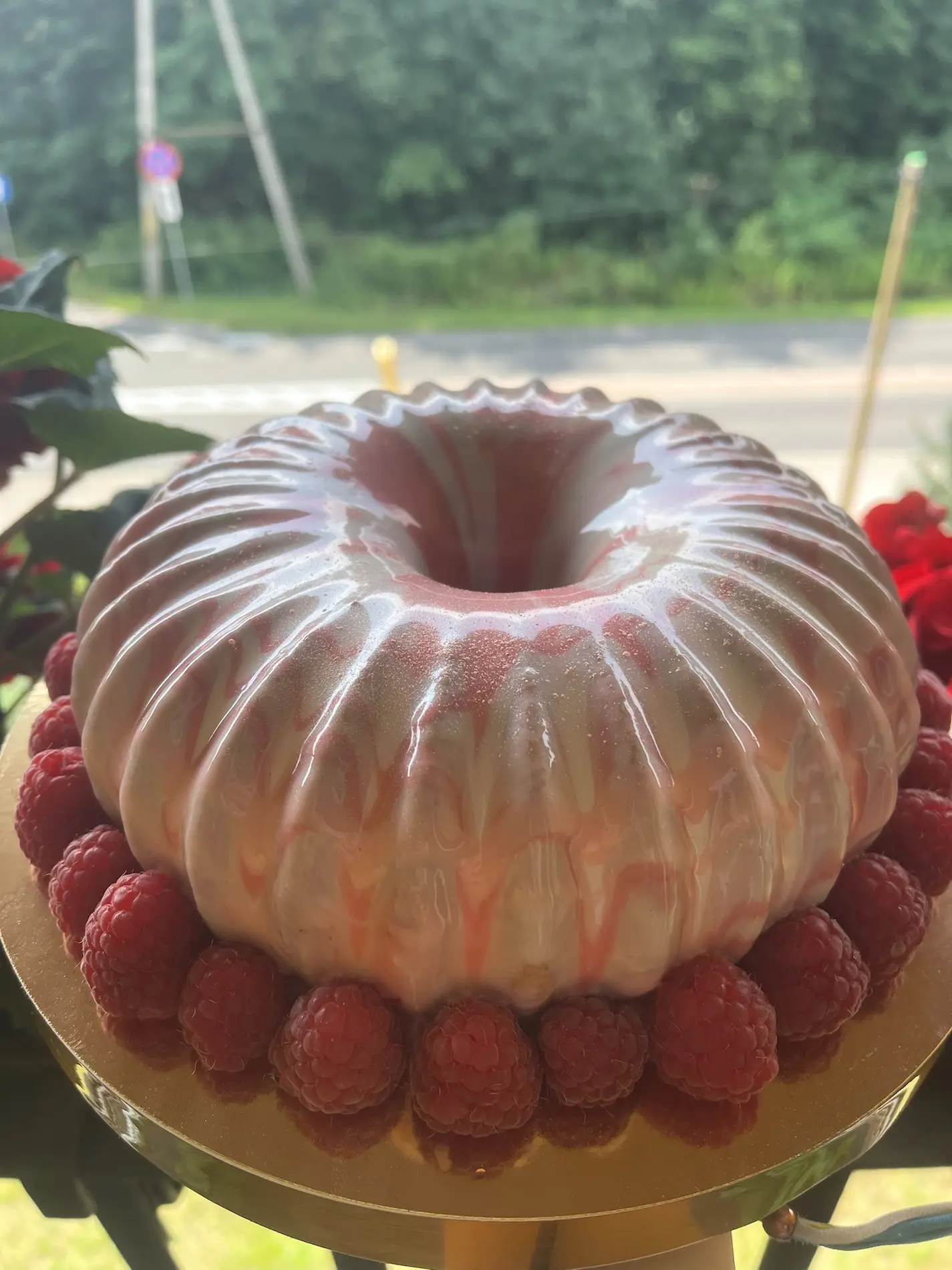 Tort owocowy w kształcie babki z lustrzaną polewą i świeżymi malinami