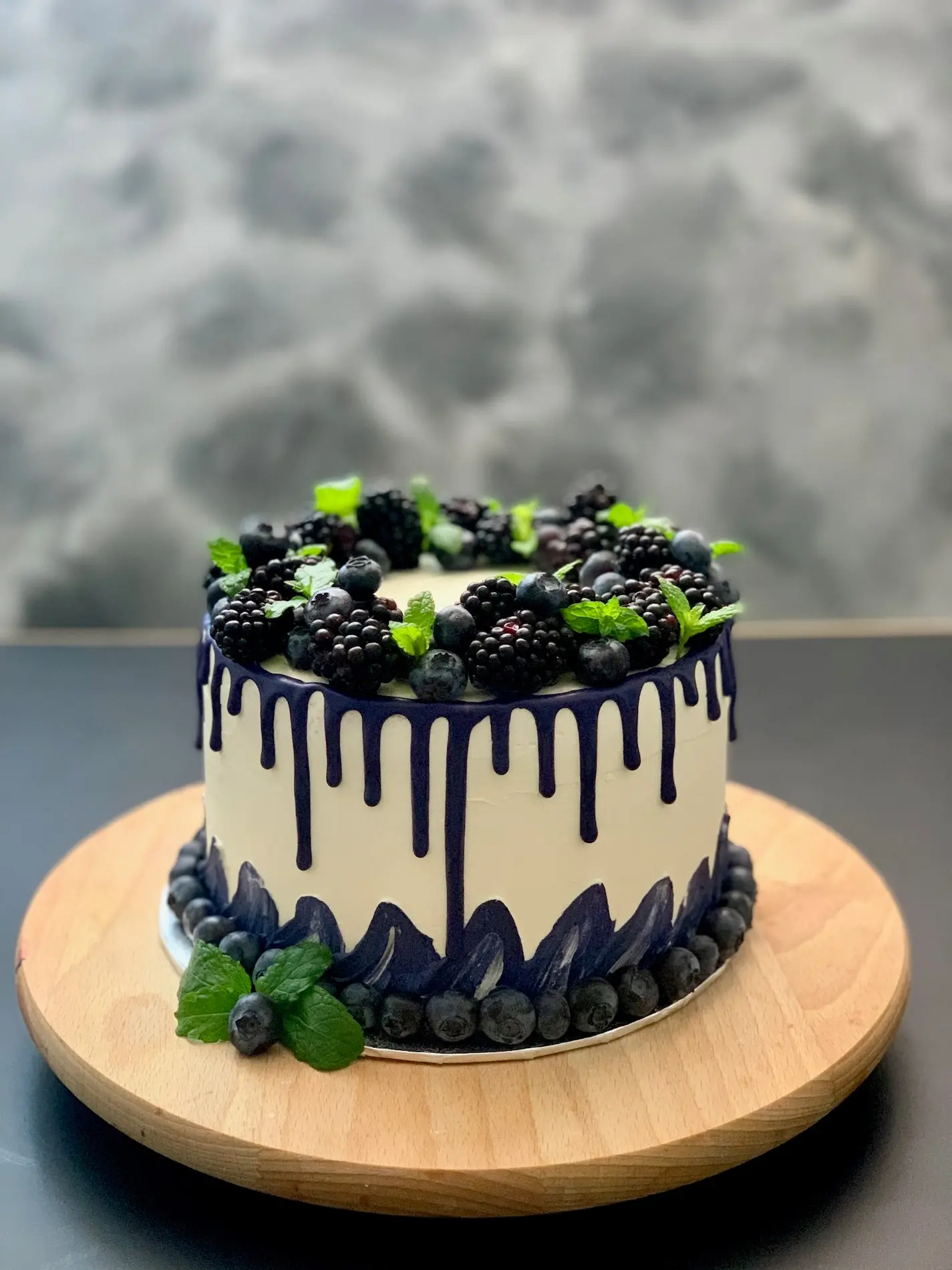 Tort owocowy drip cake z czarną polewą, borówkami, jeżynami i listkami mięty